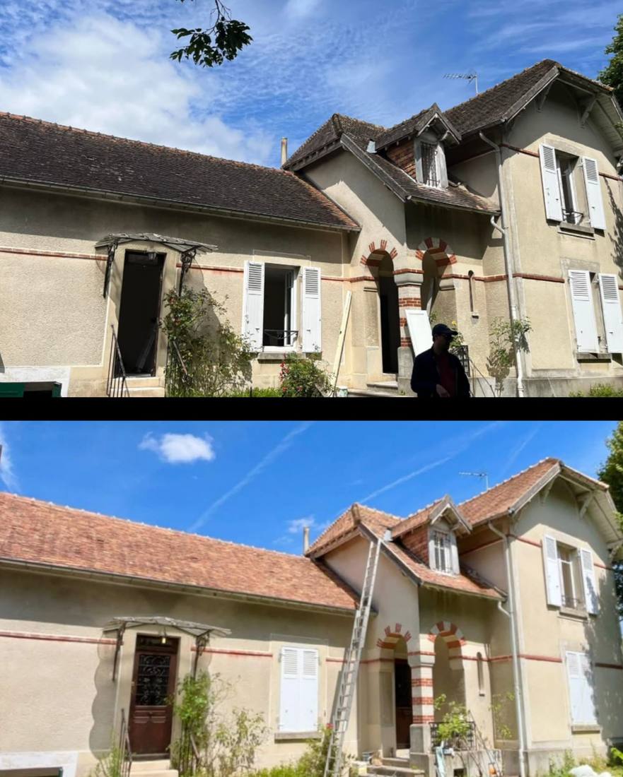Maison ancienne à porche de brique avant et après démoussage