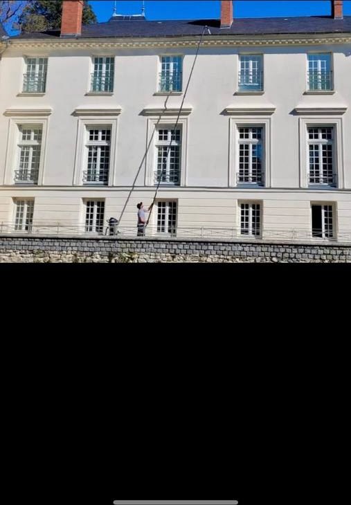 Nettoyage de gouttière à la perche télescopique sur un manoir