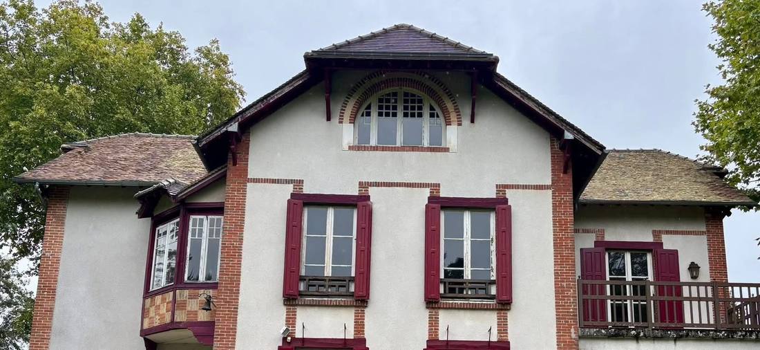 Maison bourgeoise dont la toiture est envahie de lichen