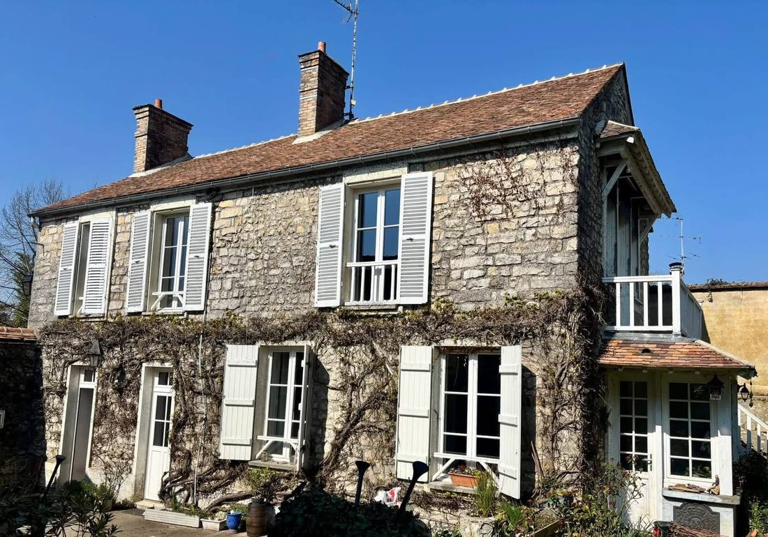 Maison en pierre coiffée de tuiles plates
