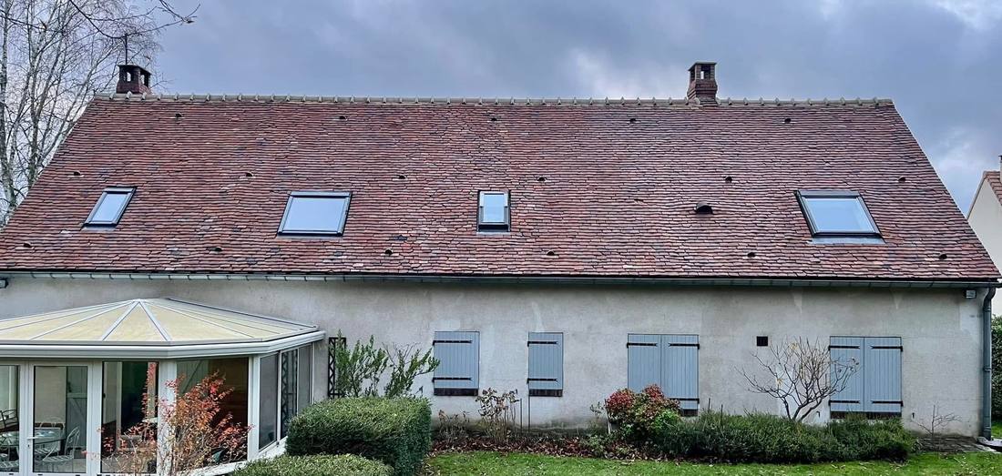 Longère avec véranda et fenêtres de toit après nettoyage