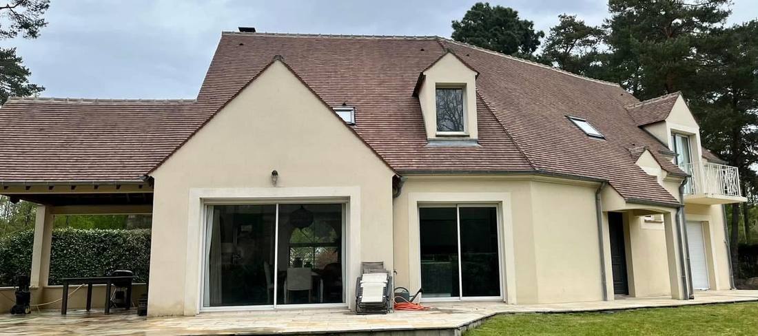 Toiture nettoyée d'une maison avec terrasse
