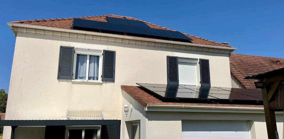 Toiture en tuiles et panneaux photovoltaïques nettoyés