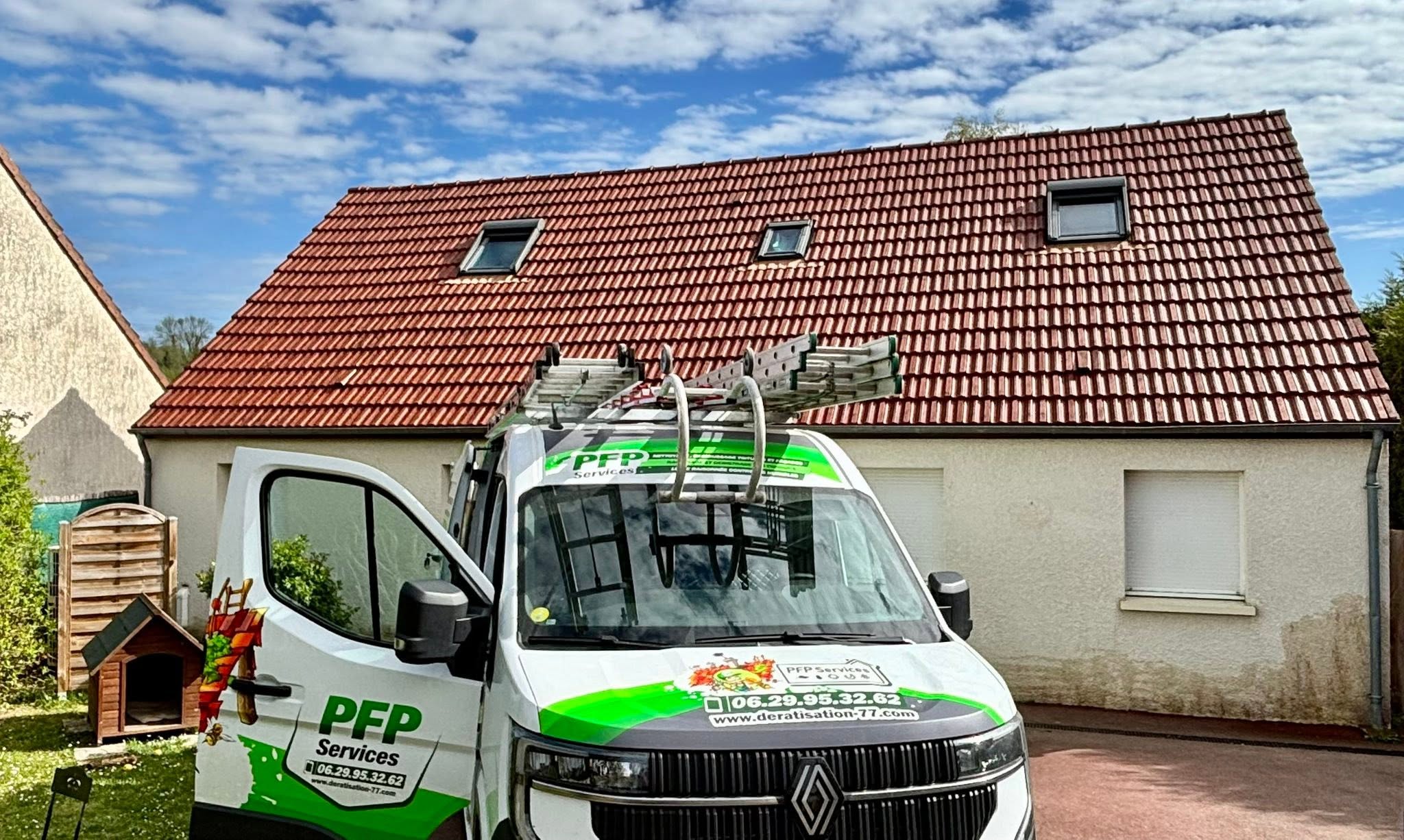 Camionnette PFP Services devant une toiture nettoyée