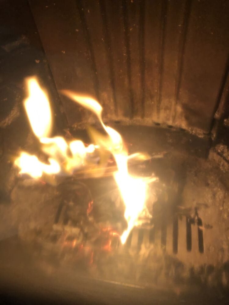 Poêle à bois allumé après entretien